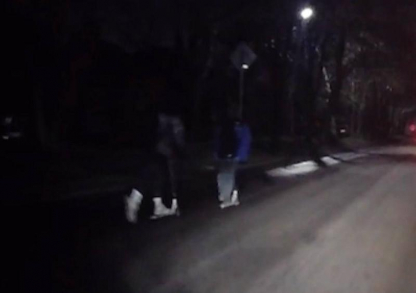 Опасные игры таганрогских школьников на ночной дороге