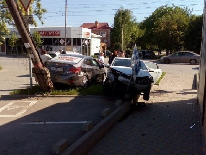 Hyundai Solaris и Kia Rio столкнулись на большой скорости и снесли столб с дорожным знаком в Таганроге