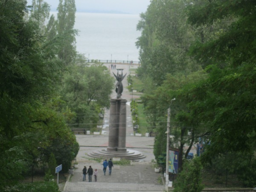 В Таганроге на смену штормовому ветру придет тихая и ясная погода 