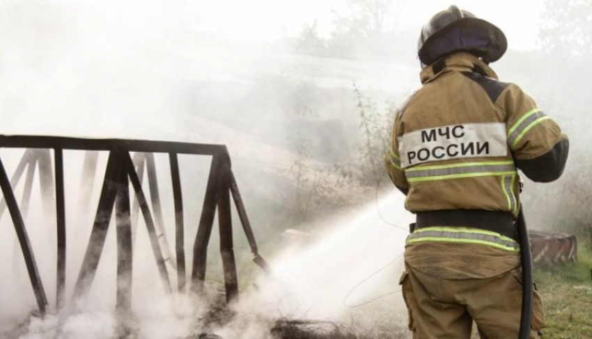 15 пожарных тушили возгорание на складе со стройматериалами в Таганроге
