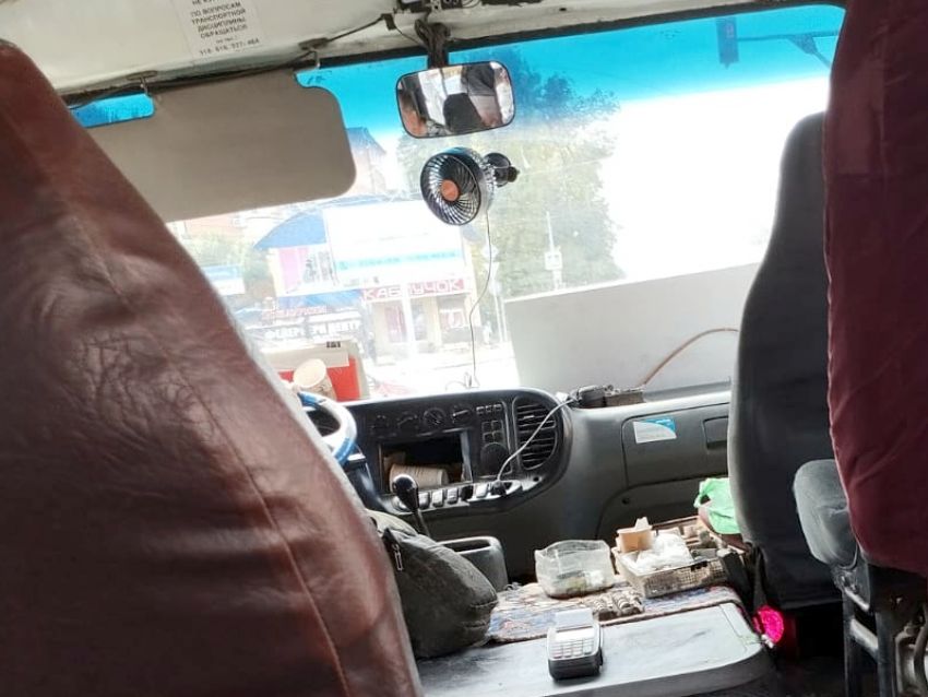 "Ему плевать на наши жизни": таганрогский маршрутчик снова устроил экстрим на дороге