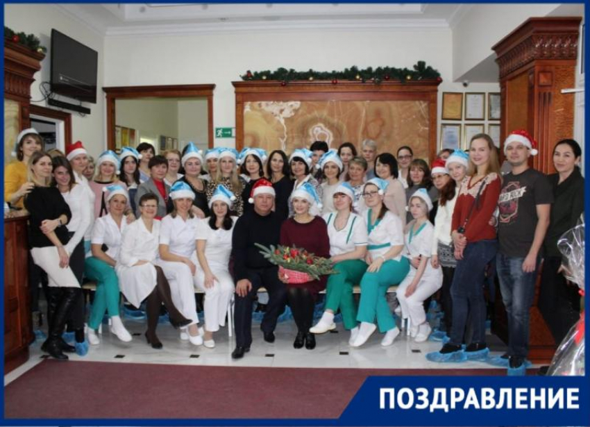 С наступающим Новым годом таганрожцев поздравляет коллектив глазной клиники «ИРИС»