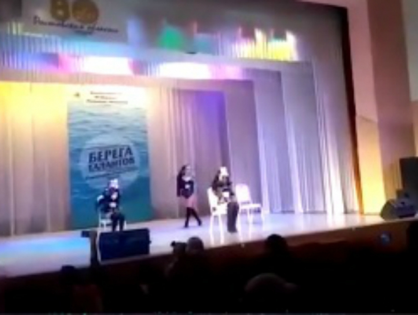 Участницы детского конкурса «Берега талантов» исполнили эротический танец в Таганроге 