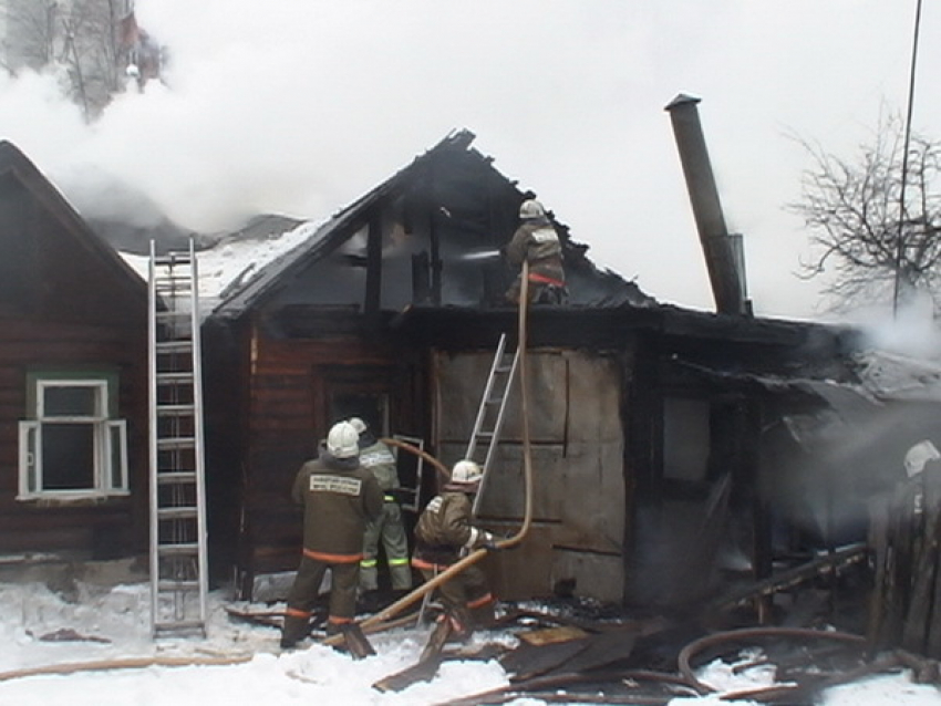 В Таганроге пенсионер отравился угарным дымом во время пожара 