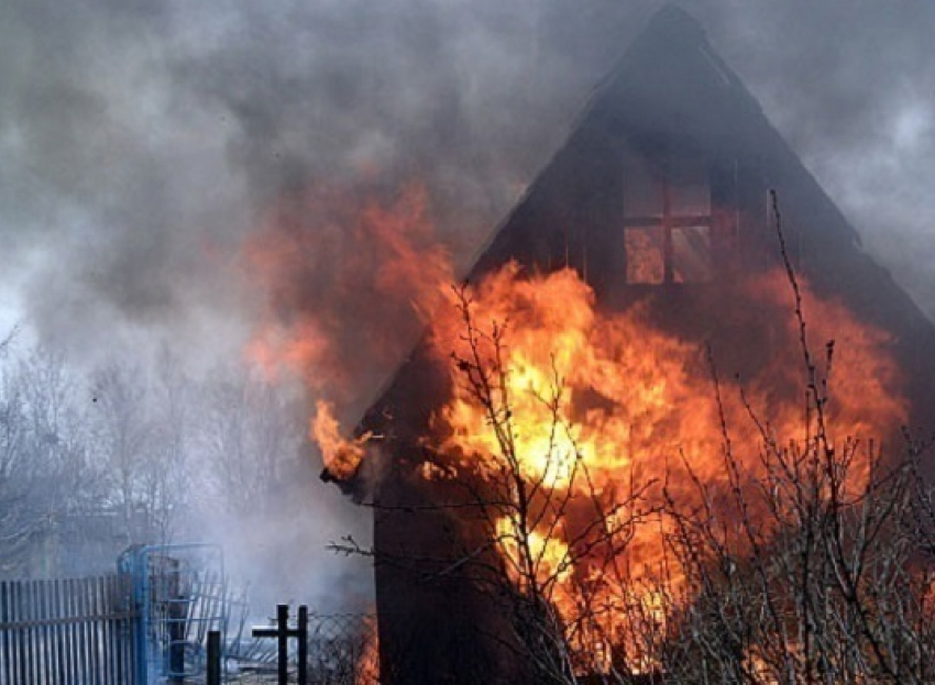 В Таганроге сгорели дача и сарай