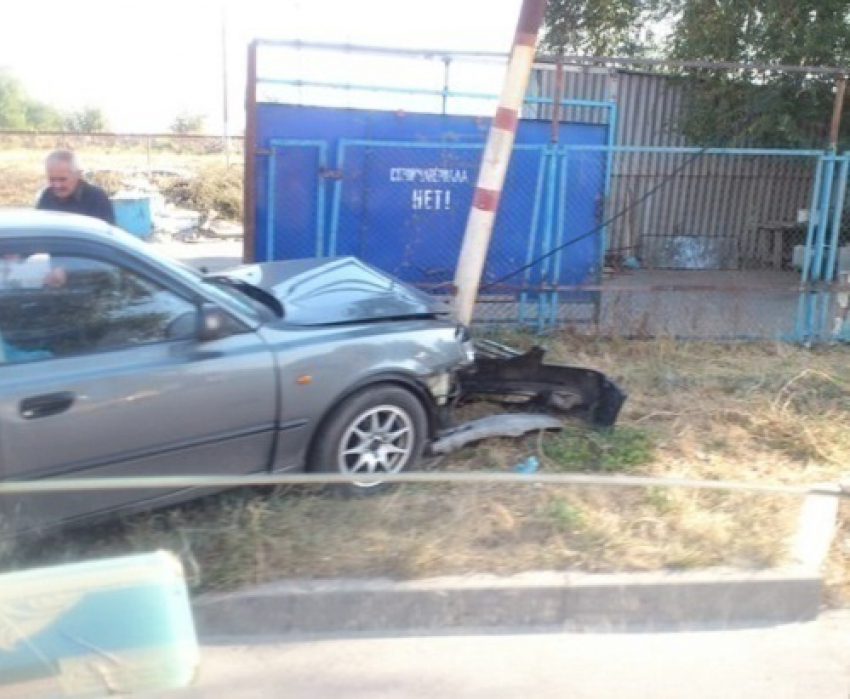 В Таганроге машина такси врезалась в столб