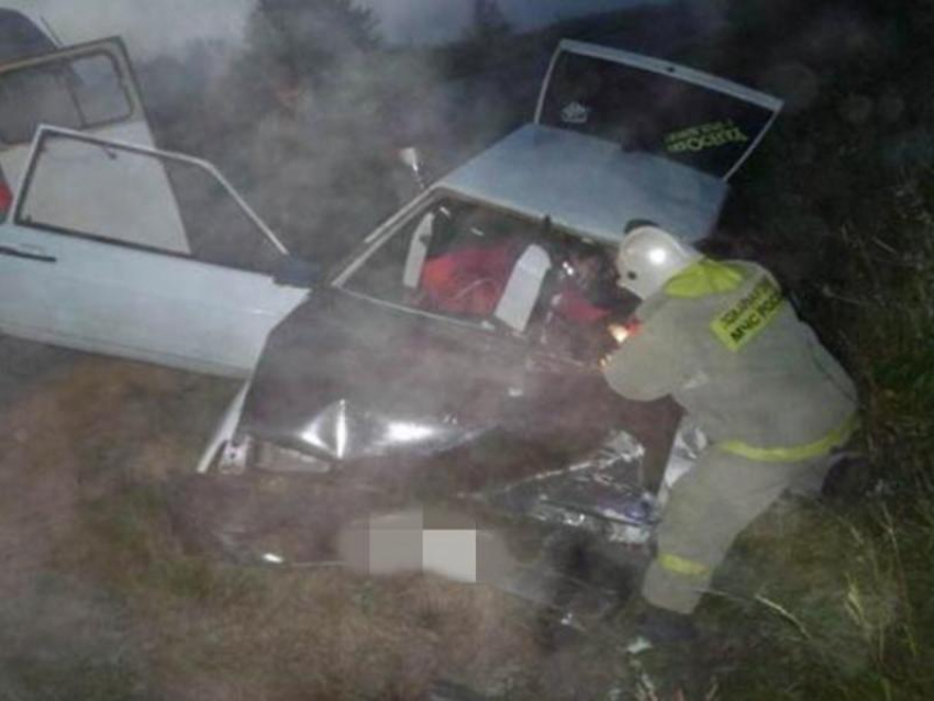 Водитель погиб, а пассажирка в больнице, после того как перевернулась «семерка» в Неклиновском районе