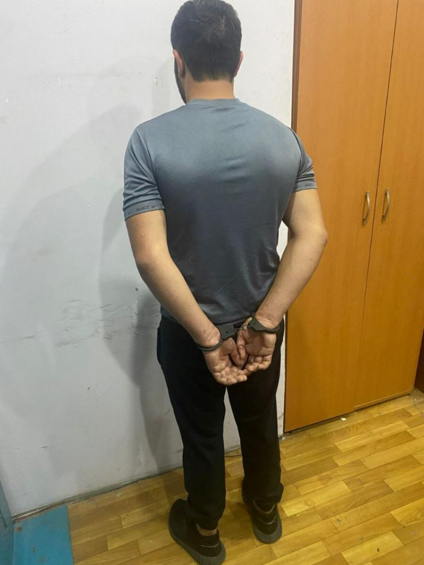 Подозреваемого в нападениях на женщин в Таганроге выдворят из России