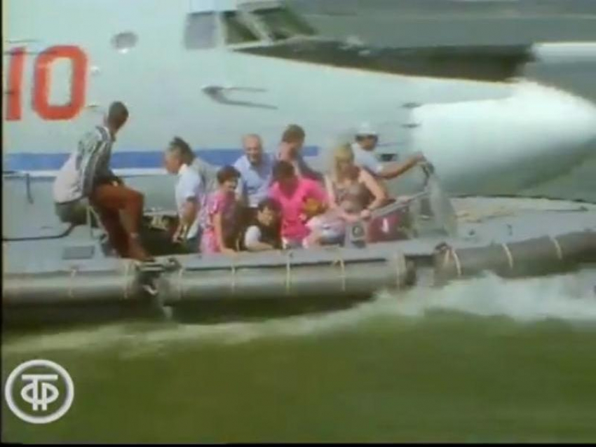  Уникальная съемка — самолет артистов «Аншлага» сел на воды Таганрогского залива 23 года назад