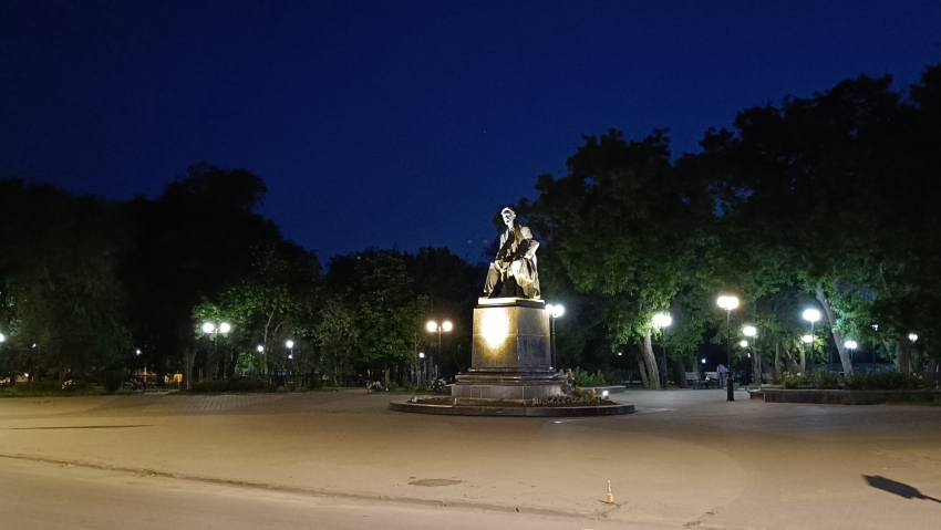 В Таганроге подсветили памятник Чехову 