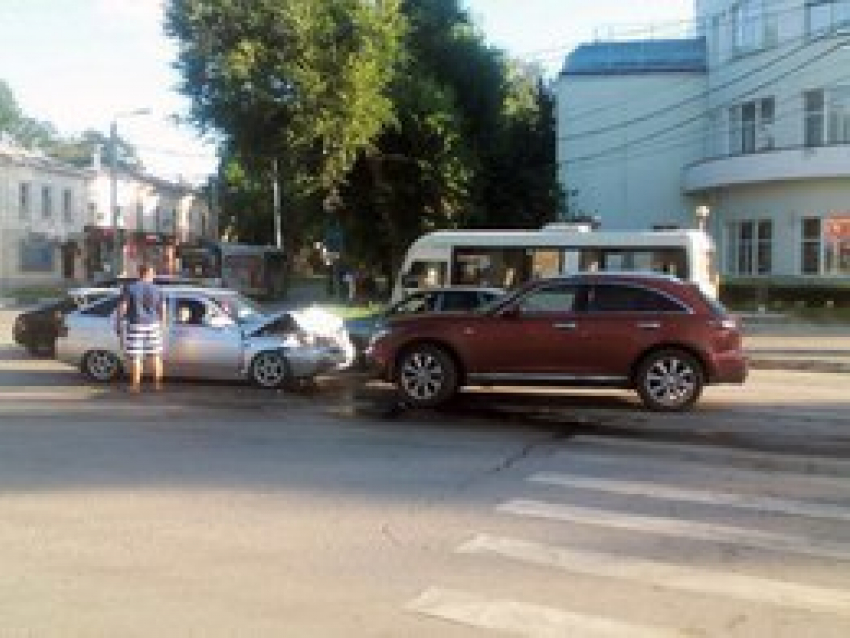 Infiniti и ВАЗ-2112 не поделили дорогу в Таганроге