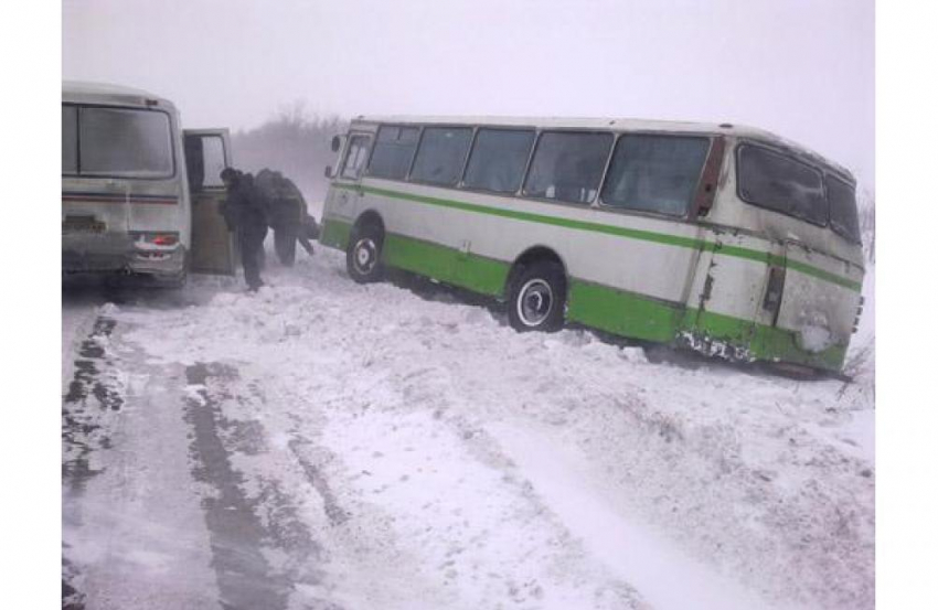 На трассе Ростов-Таганрог застрял рейсовый автобус 