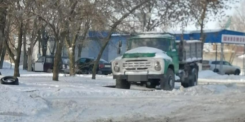 Таганрожцы просят убрать бесхозный и гниющий «ЗИЛ» на улице Попова