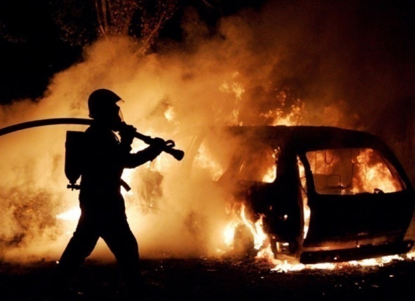 В Таганроге неизвестные подожгли автомобиль Peugeot