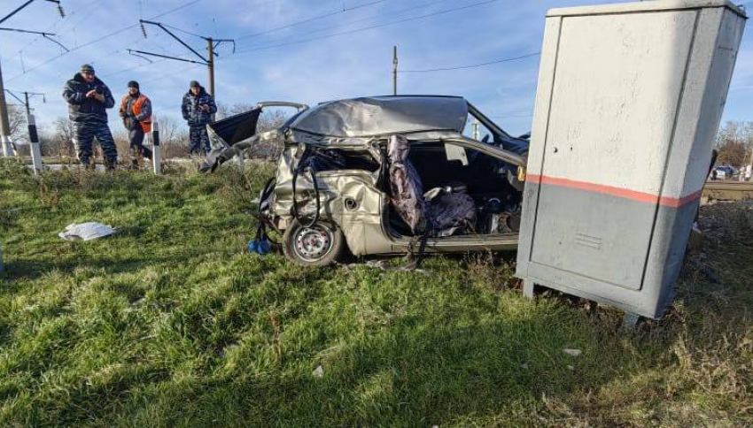 Под Таганрогом поезд снес автомобиль с двумя пенсионерами 