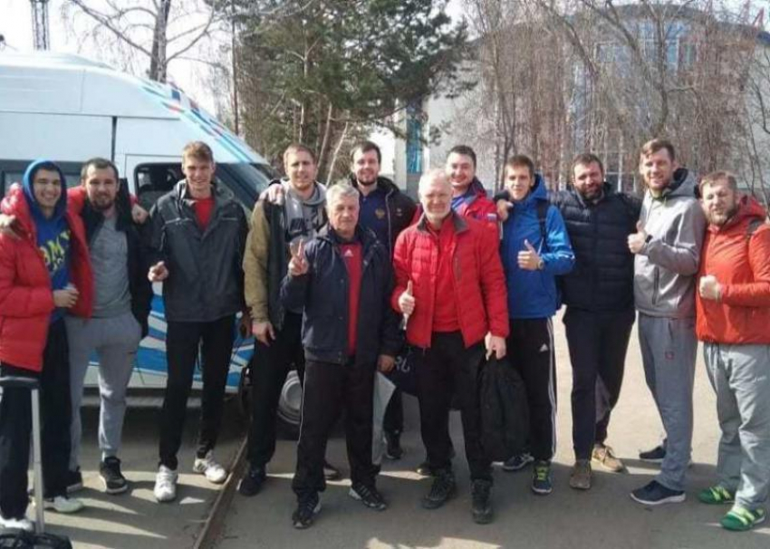 Гандболисты из Таганрога дважды обыграли спортсменов из Омска