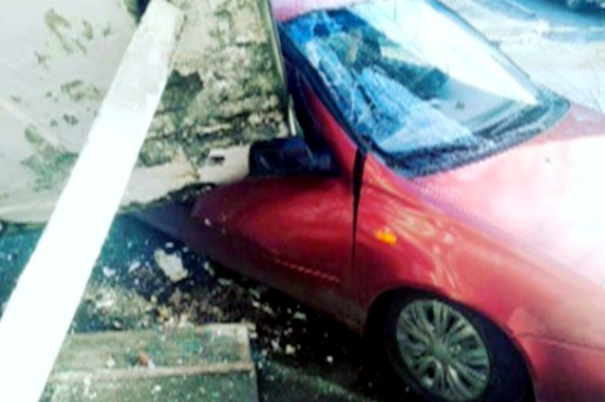 Бетонный козырек обрушился на припаркованный автомобиль в Таганроге