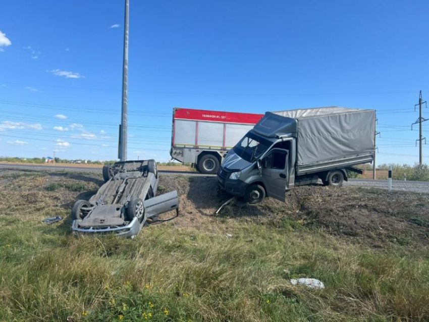 В Неклиновском районе военная машина врезалась в легковушку: один человек пострадал