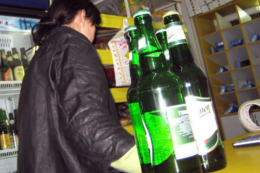 В Таганроге продавец дважды попалась на продаже пива школьницам