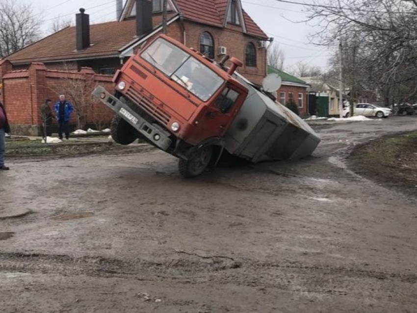 И смех и грех: спешащие на вызов работники Водоканала угодили в жестокую ловушку