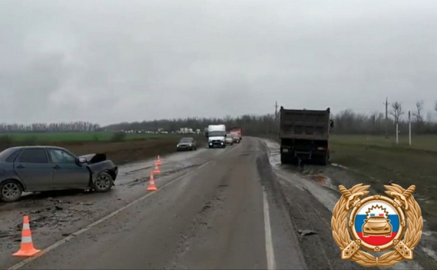 На трассе под Таганрогом грузовик нарушил ПДД и спровоцировал смертельное ДТП