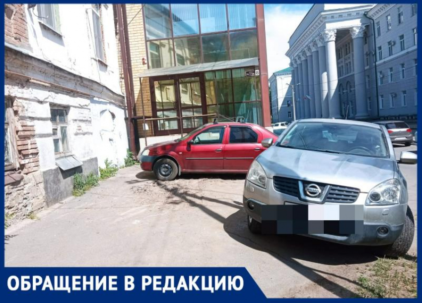 Личные авто перекрывают путь таганрогским школьникам