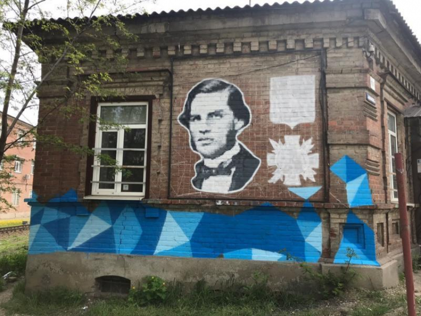 Портрет историка Лакиера пишет художник Антон Тимченко на доме в Таганроге
