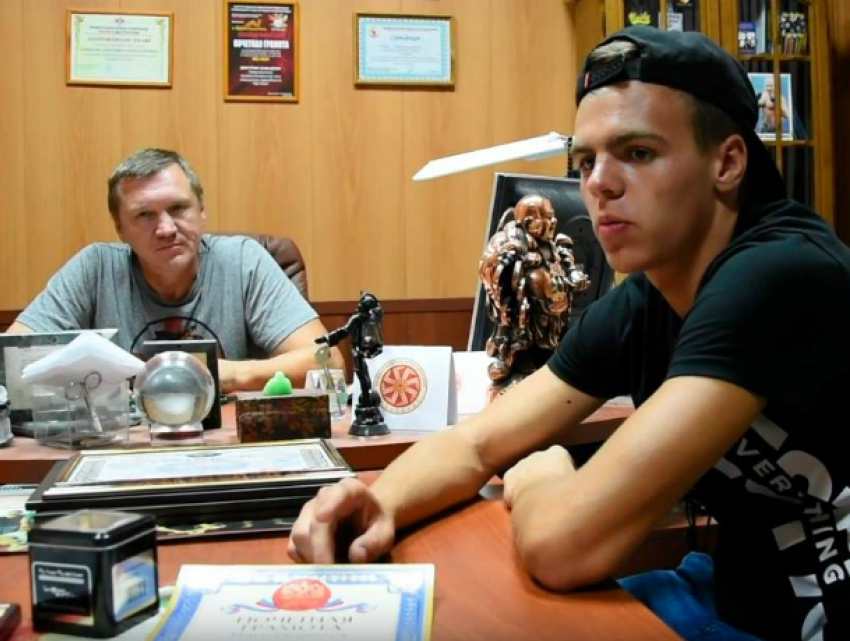 Воспитанники таганрожца Дмитрия Давыдова, тренера по панкратиону, совершают геройские поступки