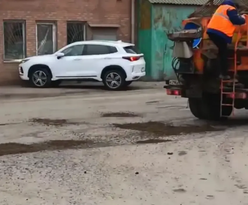 Таганрожцы высмеяли новый способ «ремонта» дорог