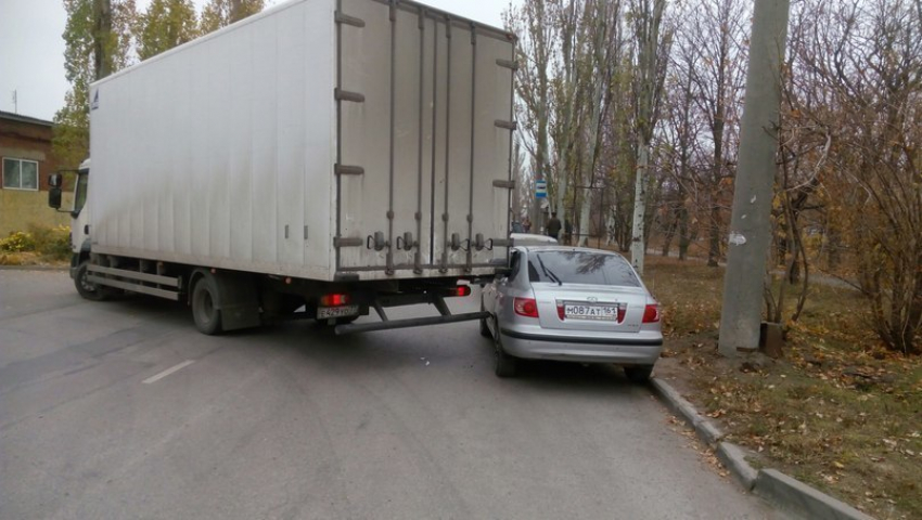 В Таганроге произошло ДТП с участием грузового автомобиля