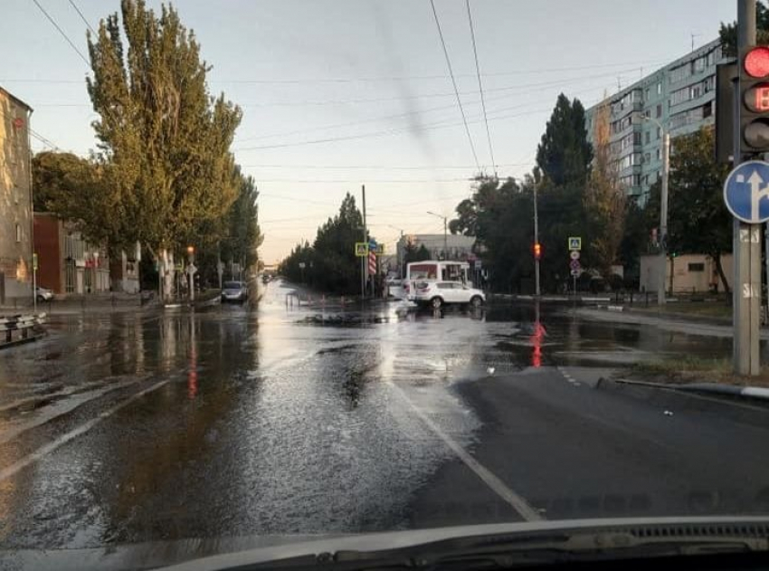 В Таганроге в кране воды нет, а на дорогах есть