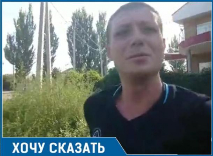 Неугомонный помощник депутата Андрей Кудрявцев  гуляет по Таганрогу и наблюдает, как в нем бурно произрастает трава 