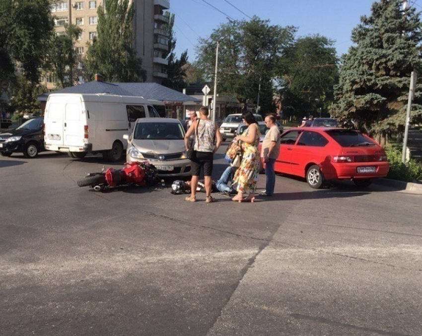 В Таганроге автомобиль «Ниссан Тиида» сбил мотоциклиста на перекрестке