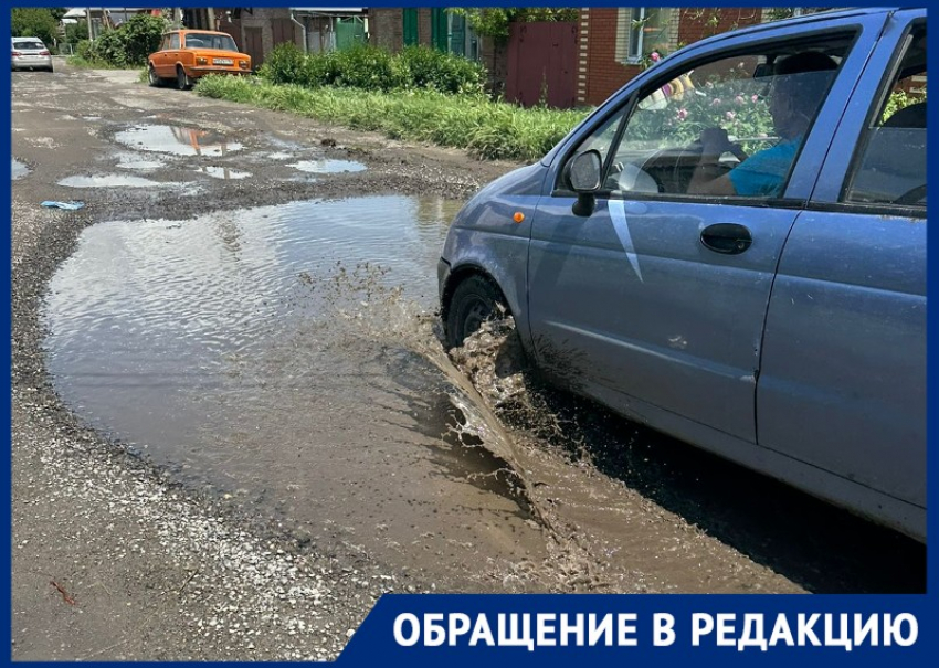 "Будем плавать в этой жиже": из-за нового соседа на ул. Подгорная кругом сплошная грязь и ил 