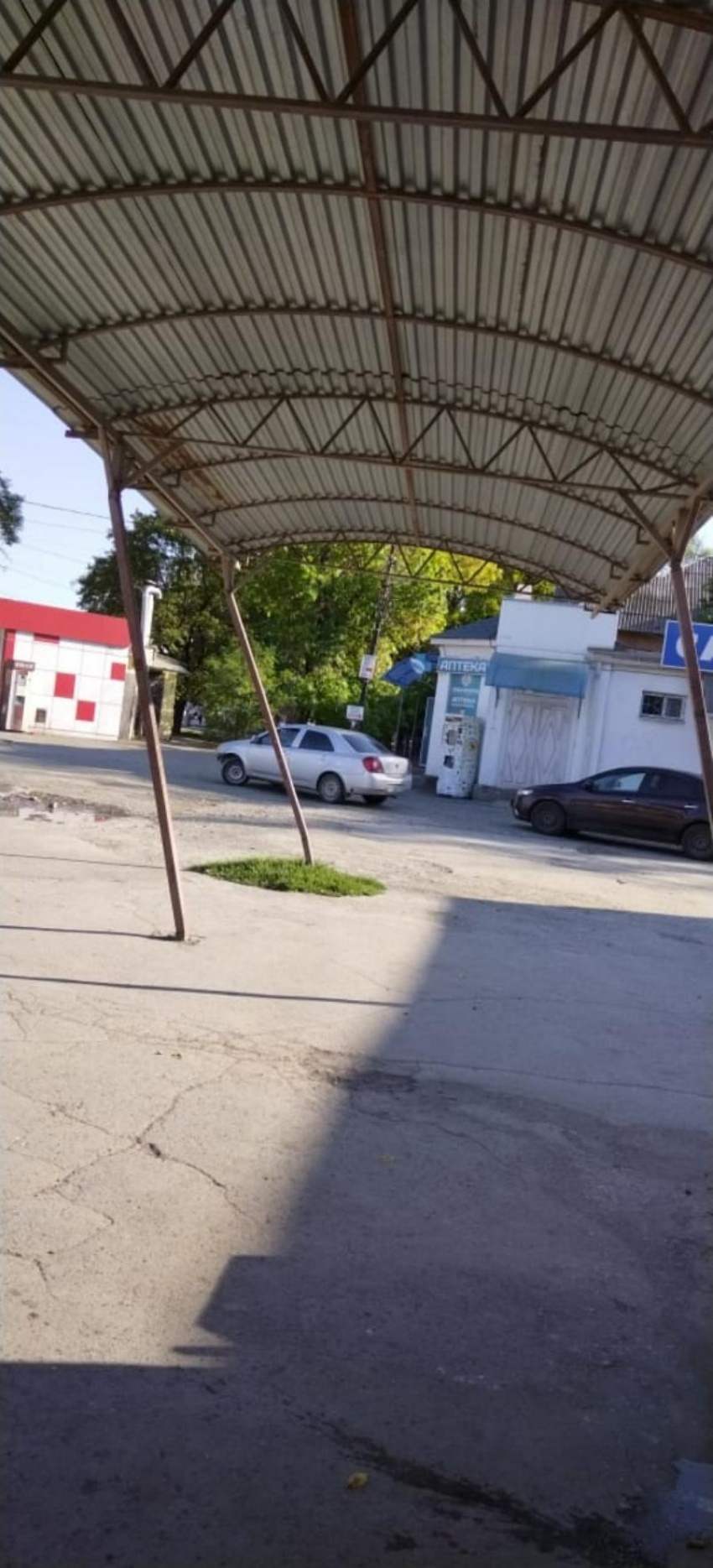 Упадёт на голову: остановка в Таганроге опасна для жизни