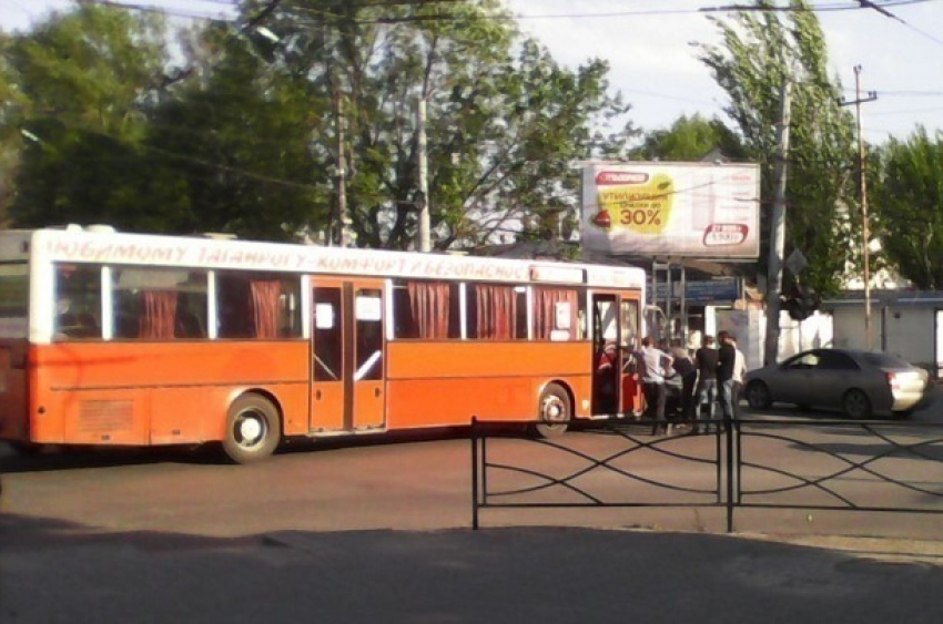 В Таганроге пассажирский автобус въехал в  «девятку»