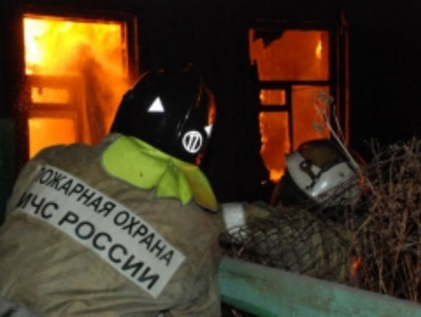 В четырех пожарах под Таганрогом на выходных спасли людей