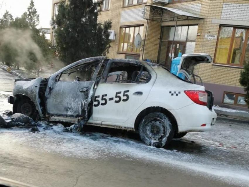 Атака на такси продолжается? В центре Таганрога загорелось такси «Везёт"