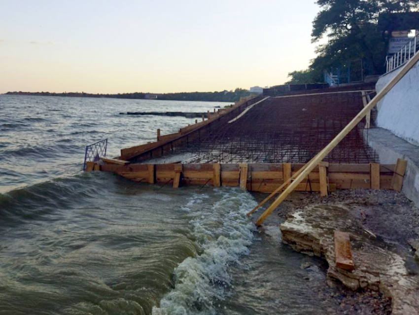 Ремонт пляжей в Таганроге опять затягивается: мешает нагон воды 
