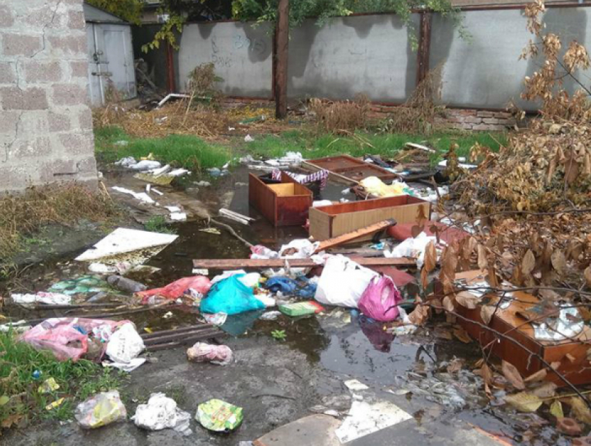 На улице Дзержинского в Таганроге уже наступил мусорный коллапс