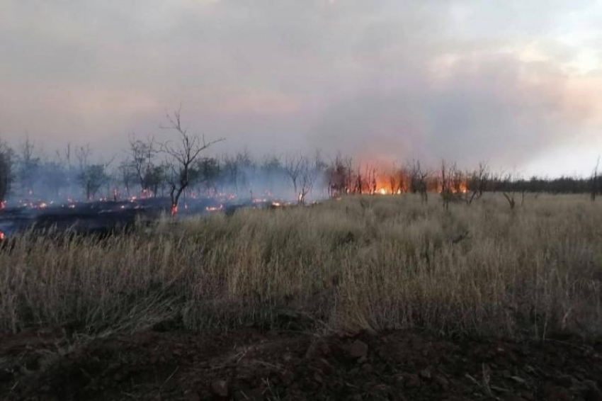 Стог соломы и сухая трава стали причиной крупного возгорания