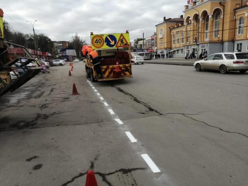В Таганроге на Привокзальной площади завершили «газон» и разметку