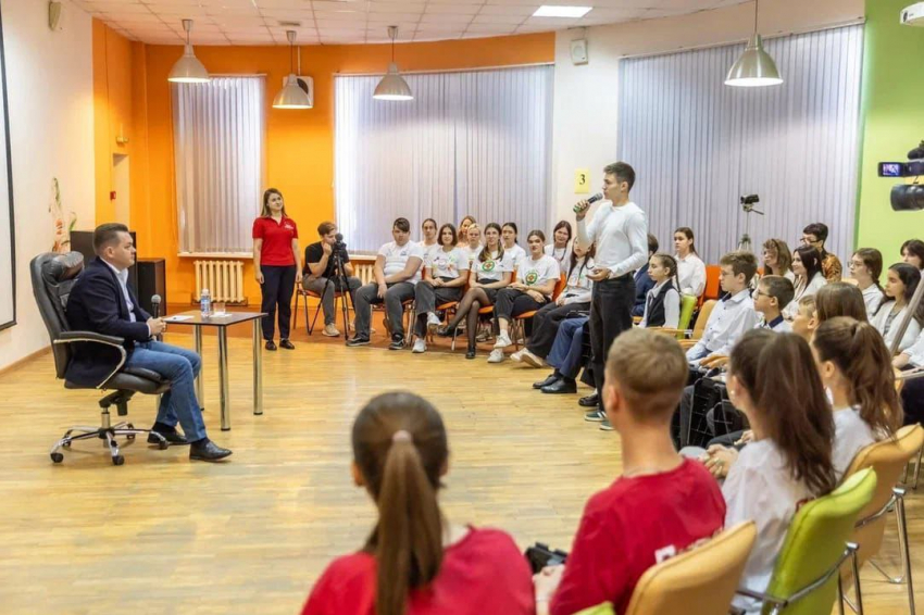 Глава Таганрога Андрей Фатеев встретился с учащимися городских школ