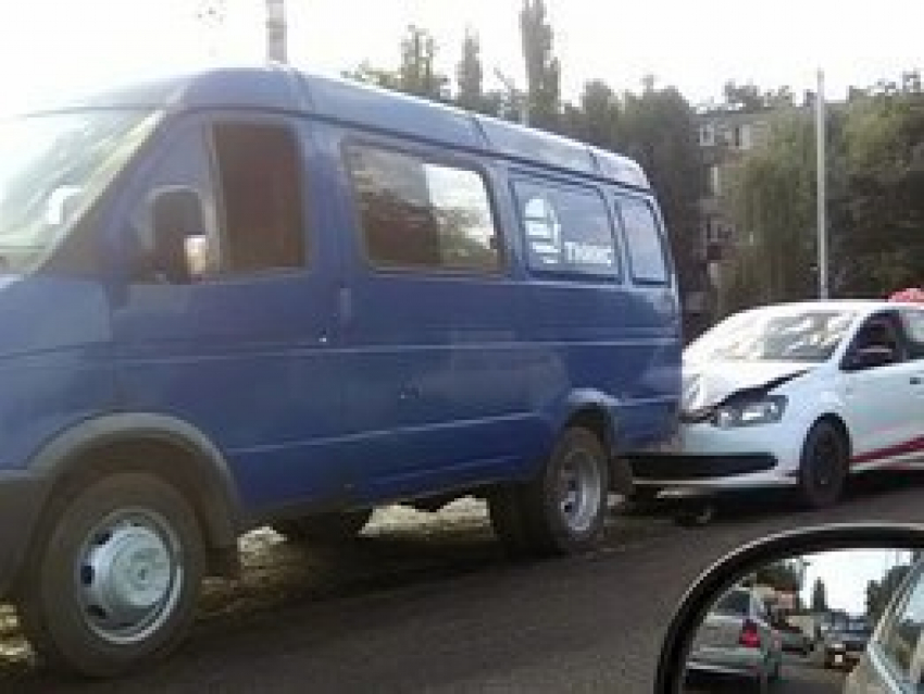 В Таганроге  такси «Престиж» врезался в «ГАЗель»