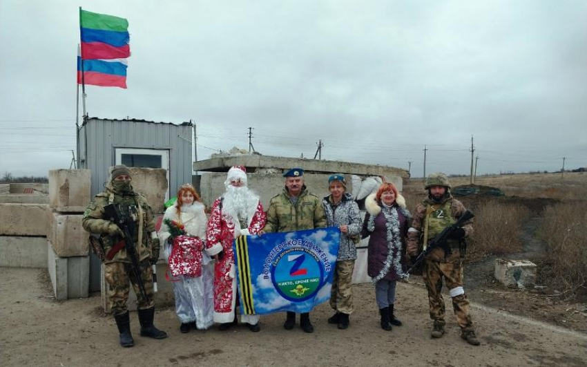 Таганрогские волонтёры поздравили солдат с Новым годом