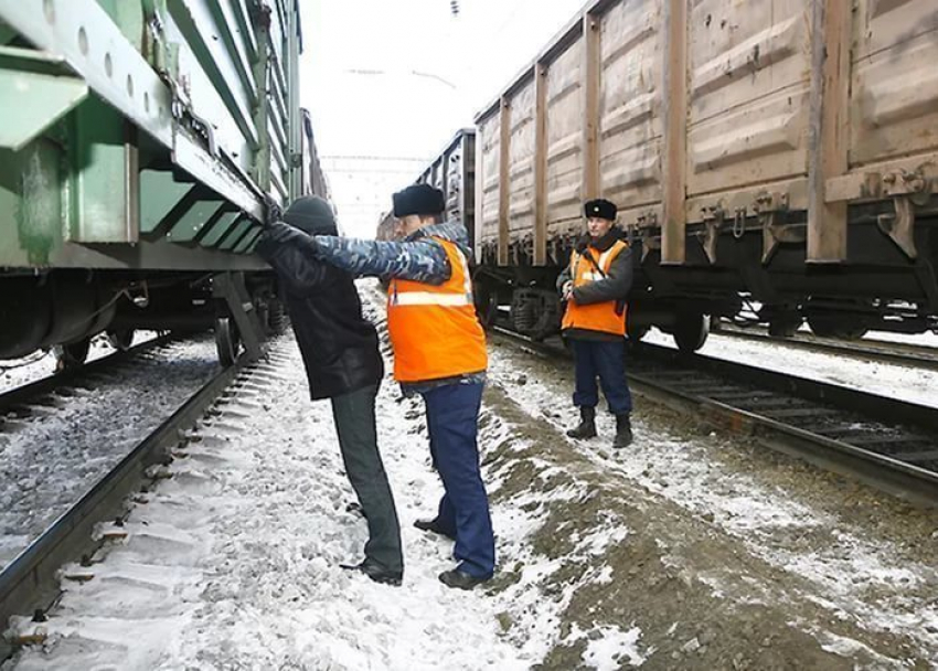 В Таганроге мужчины три раза совершили кражу деталей поездов 