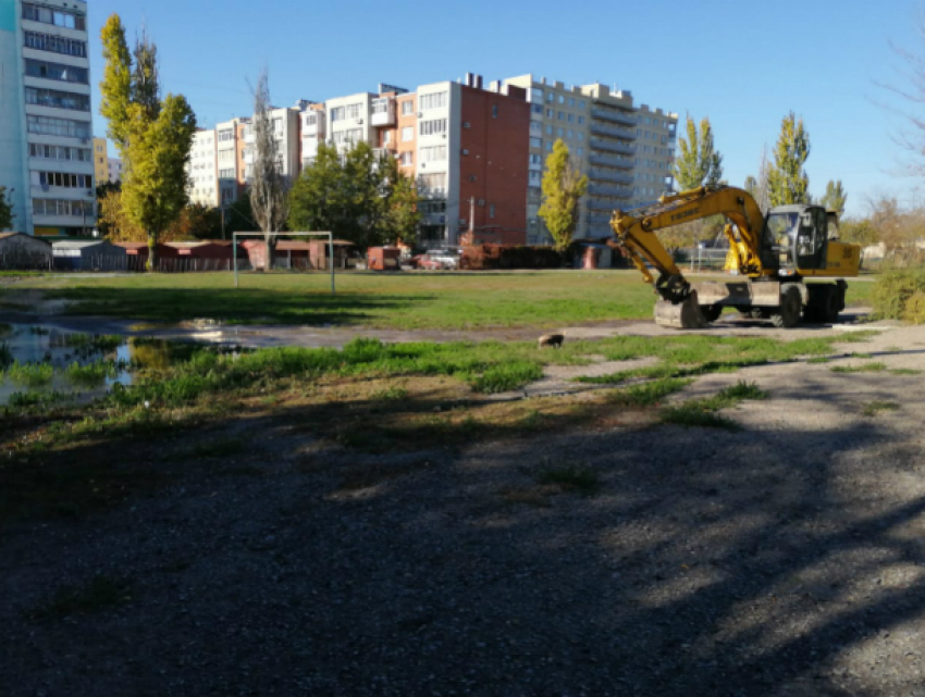 Территория возле школы №36 в Таганроге утопает в грязи и воде