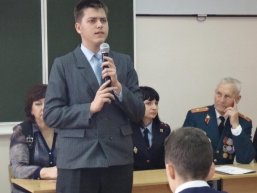 Сотрудники транспортной полиции Таганрога провели урок мужества