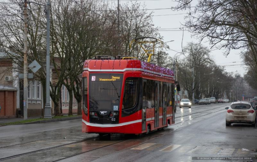 Праздник к нам приходит: таганрогские трамваи готовы к Новому году 