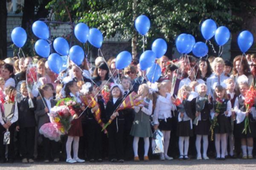 Власти Таганрога помогли собраться в школу детям из малообеспеченных семей